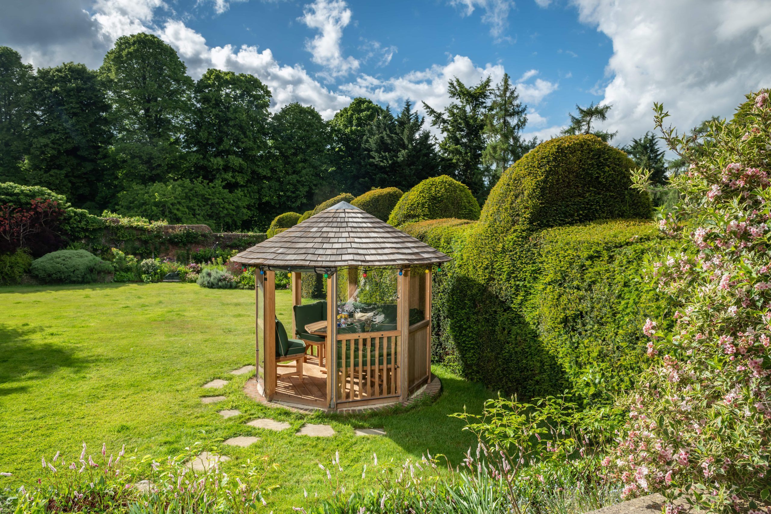 1DSC 4144 min 1 scaled