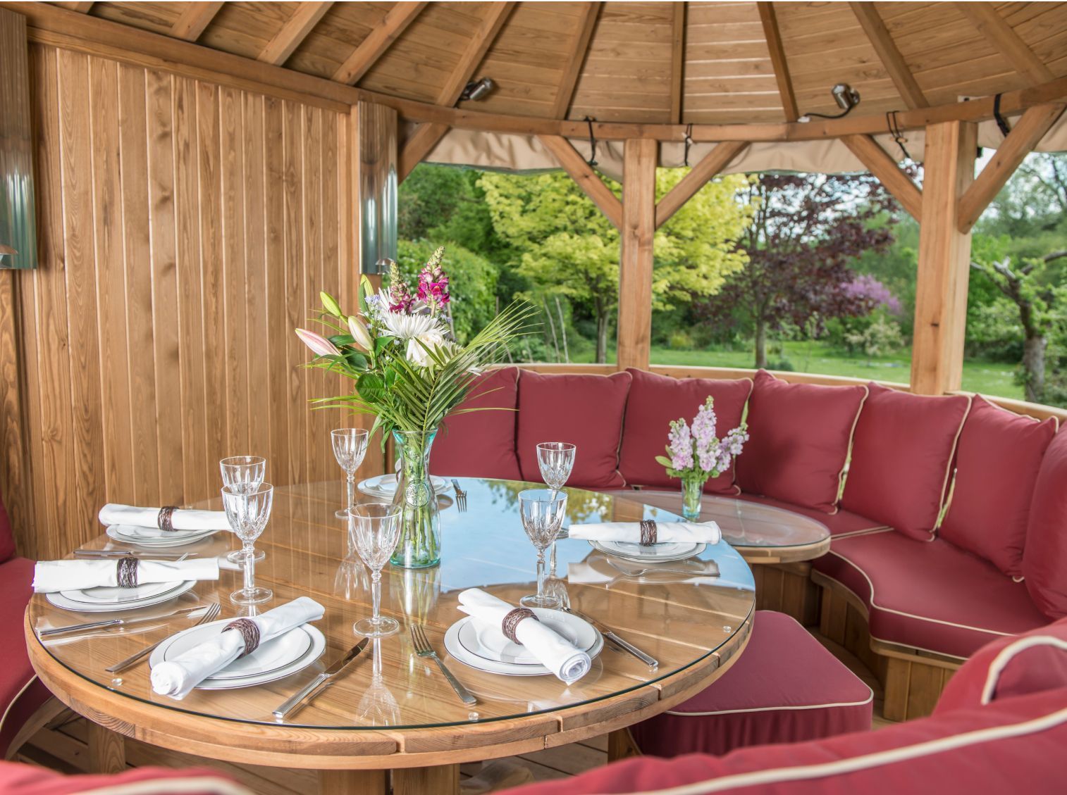 Dining & lounging areas