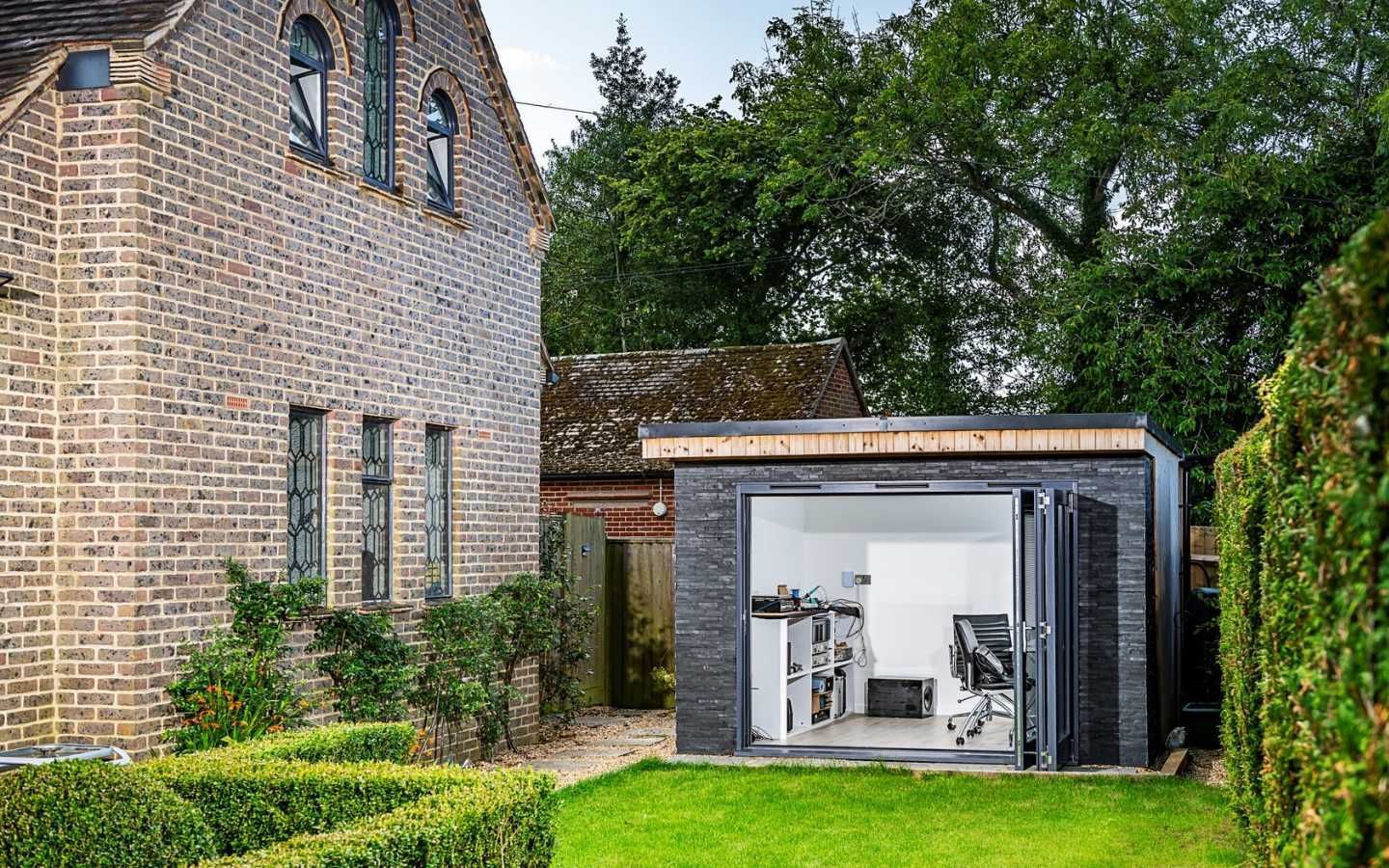 Guide to garden rooms for small gardens