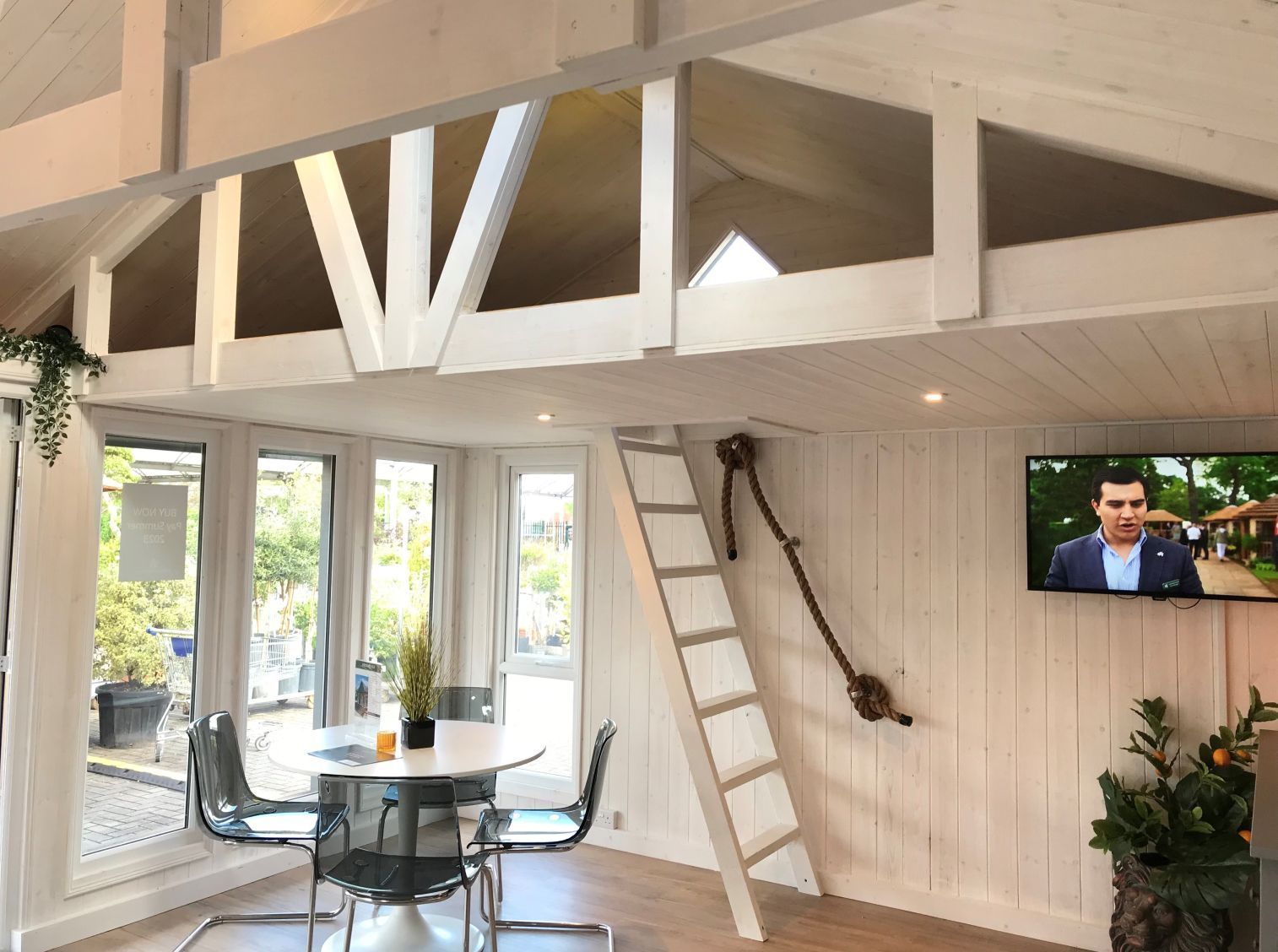 Mezzanine store deck