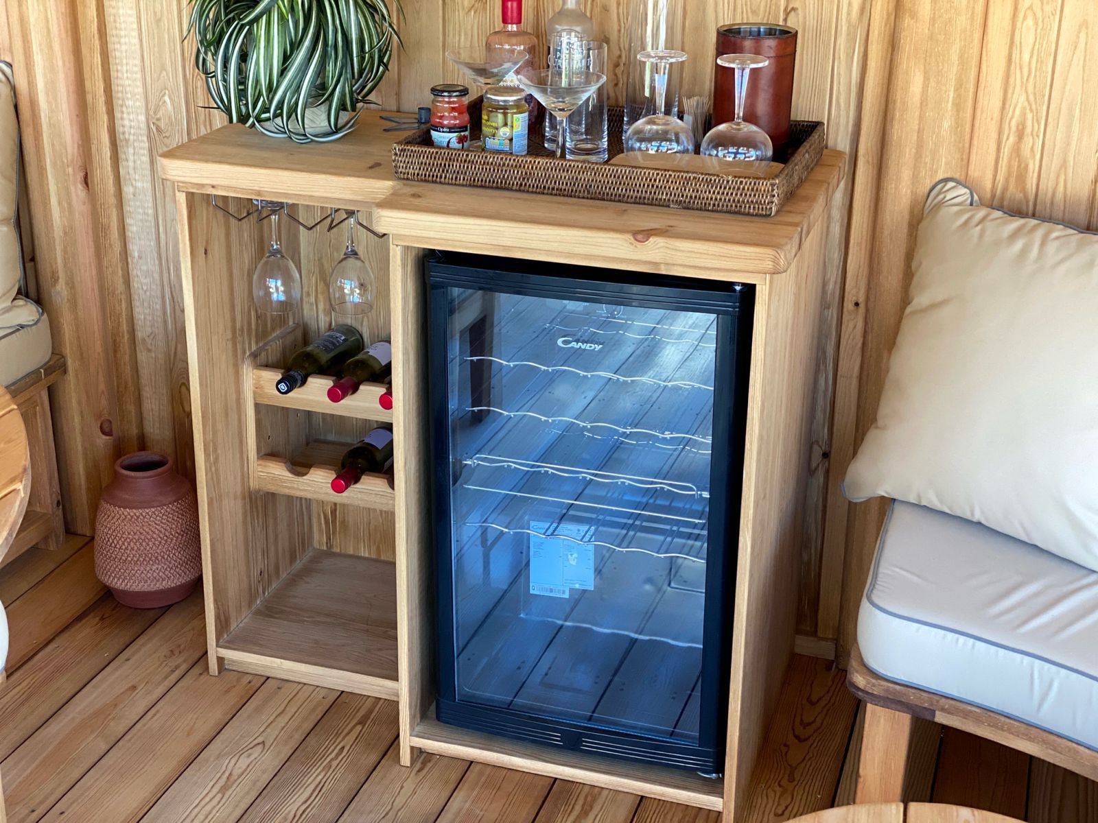 Side cabinet (fitted)