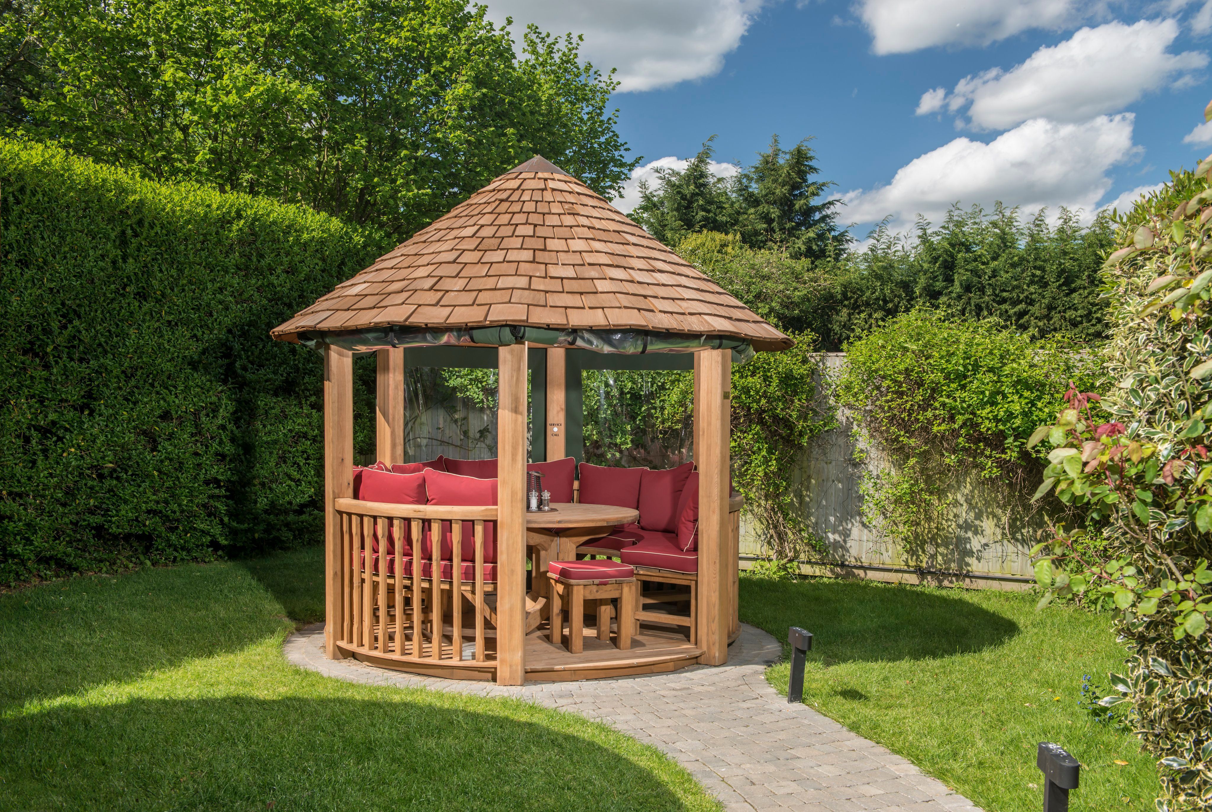 Crown Elizabeth in a garden setting