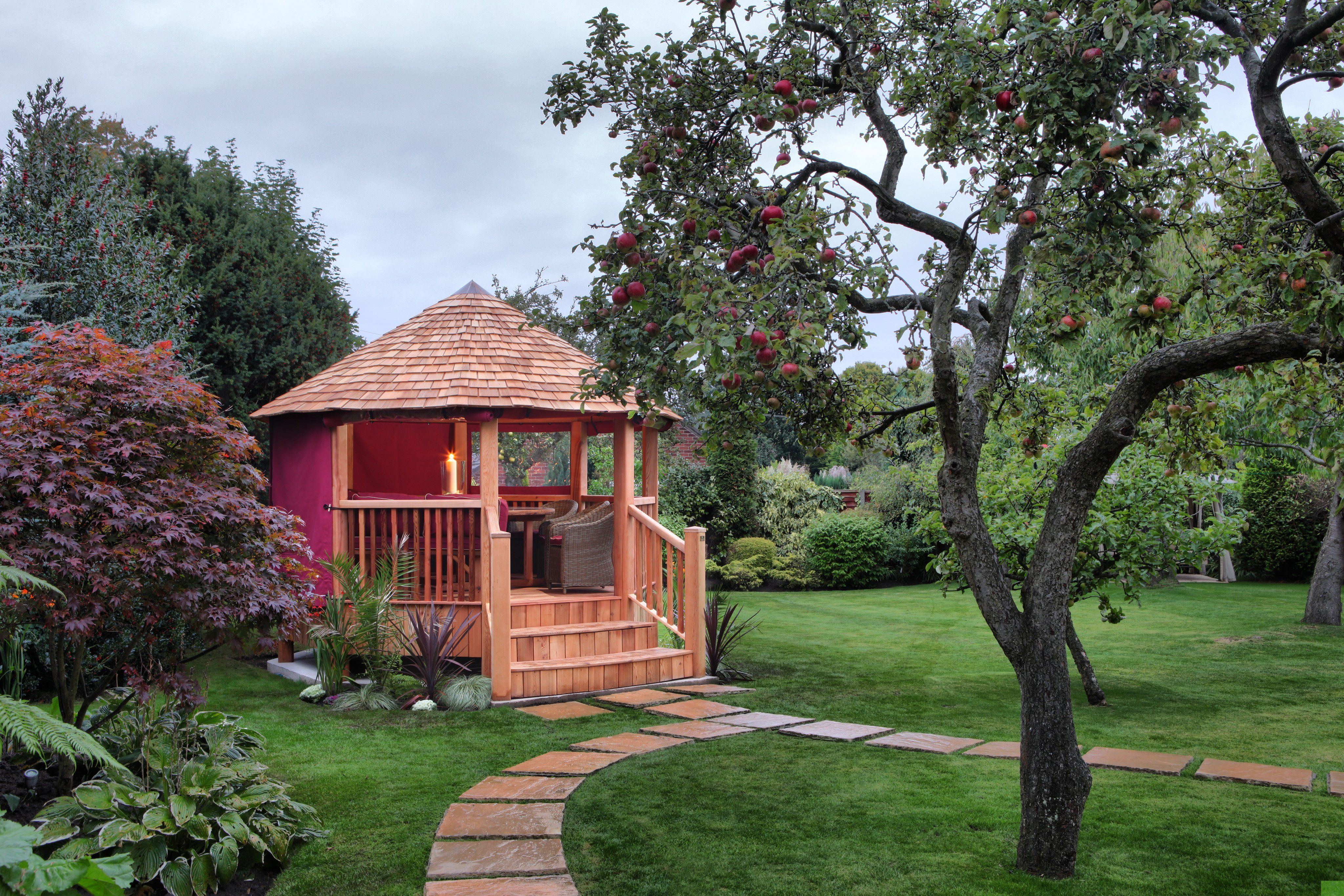 Crown Wentworth in a garden setting